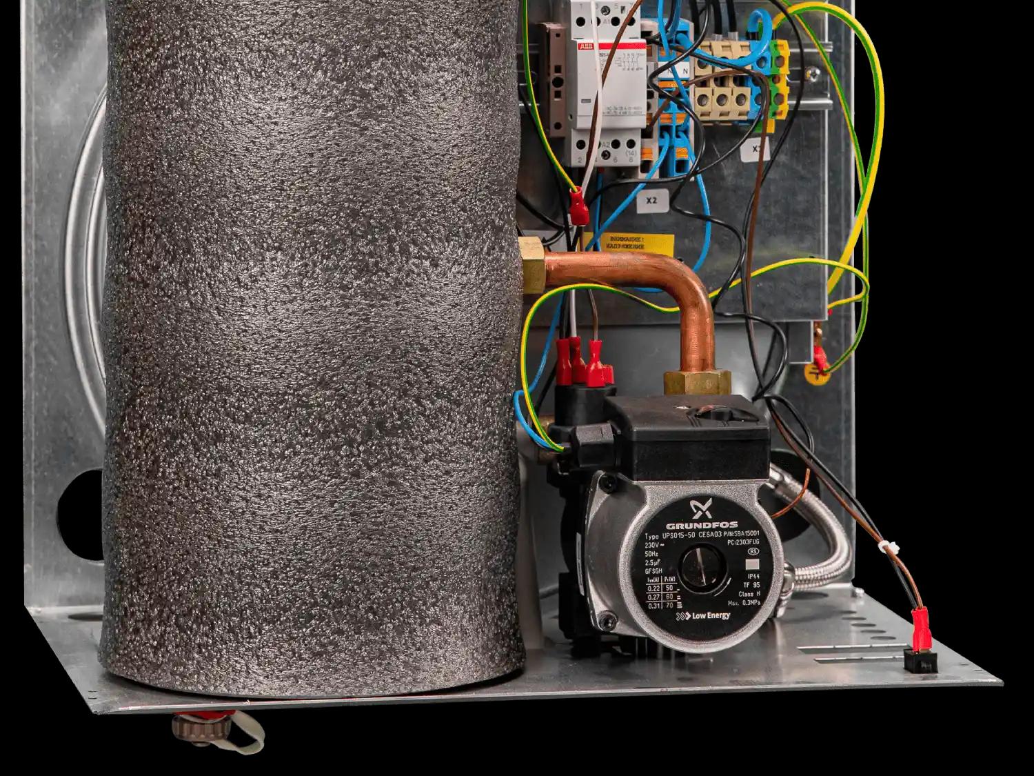 Розширювальний бак та насос у комплекті